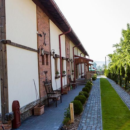 Country Court Bed & Breakfast Curteni Dış mekan fotoğraf