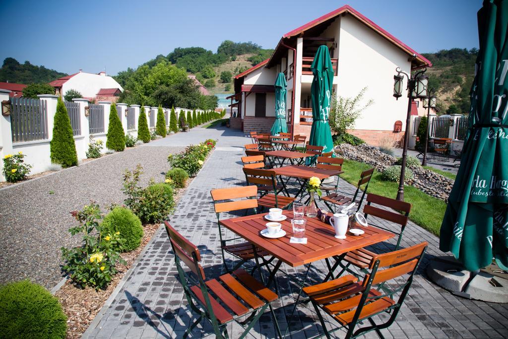 Country Court Bed & Breakfast Curteni Dış mekan fotoğraf