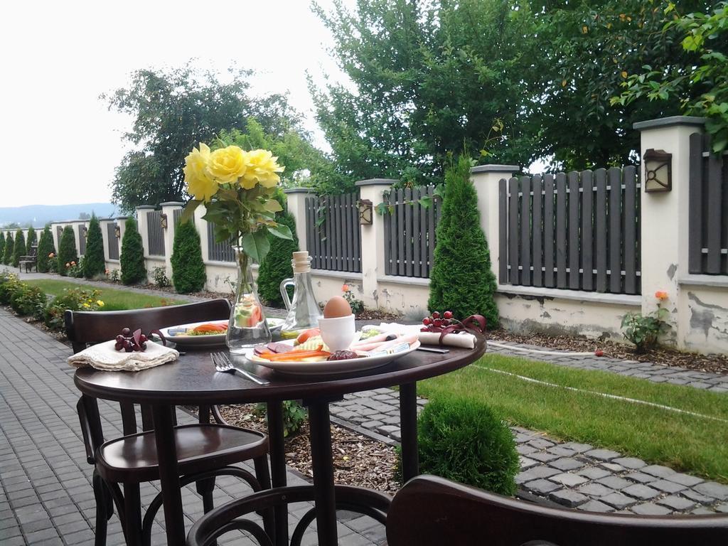 Country Court Bed & Breakfast Curteni Dış mekan fotoğraf